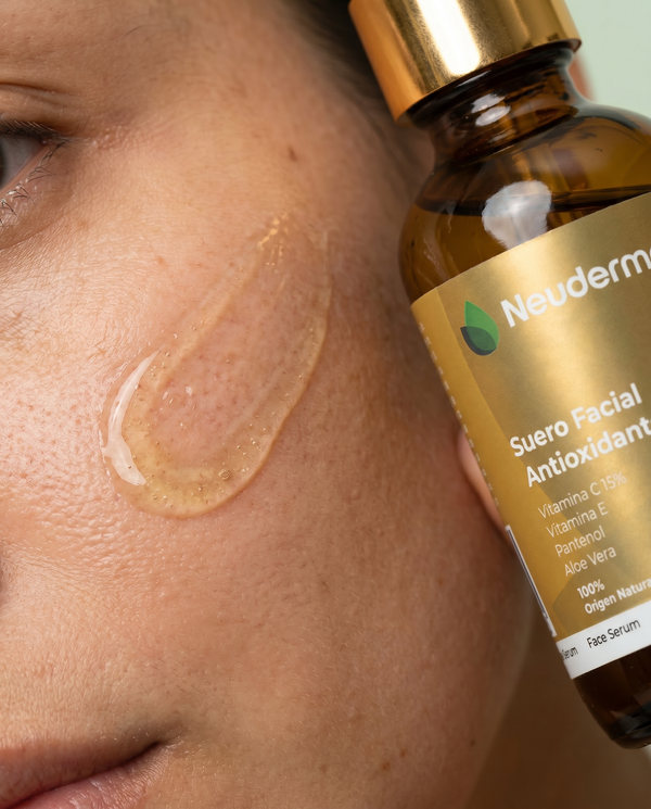 Suero Facial Antioxidante con Vitamina C + Ácido Hialurónico + Pantenol + Vitamina E